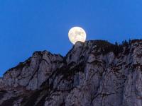 Der Mond über den Felswänden der Scheibenwand